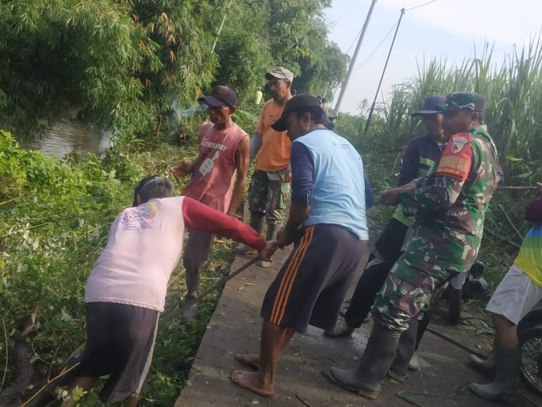 Upaya Sinergis Babinsa, Bersama Pemerintah Desa, dan Masyarakat Bersihkan Sungai