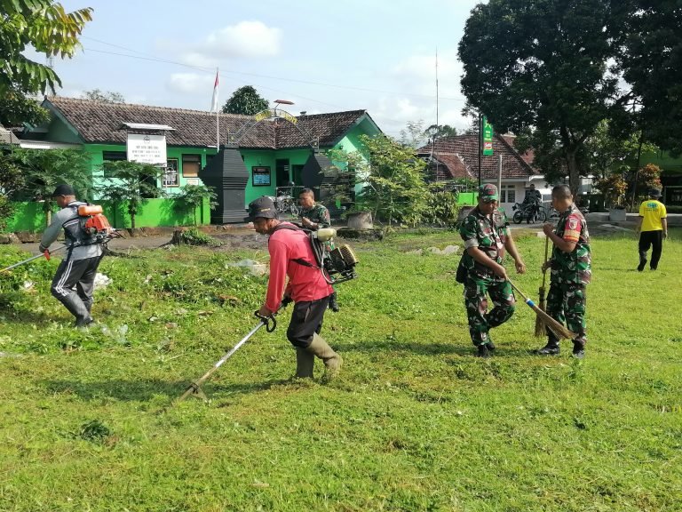 Sinergi Babinsa Pagowan dan Masyarakat dalam Kerja Bakti Bersih Lapangan di Desa Pagowan