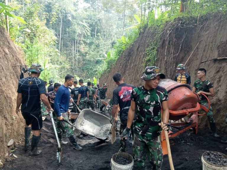 Semangat Kebersamaan! TNI dan Masyarakat Desa Burno Bersatu dalam Pembangunan Jalan TMMD