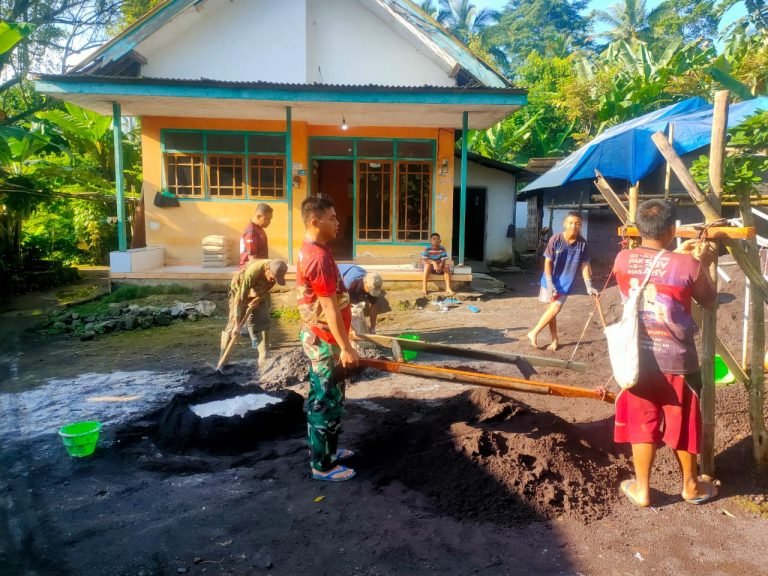Satgas TMMD ke-123 Kodim 0821/Lumajang Bersama Warga Renovasi RTLH di Dusun Mlambing