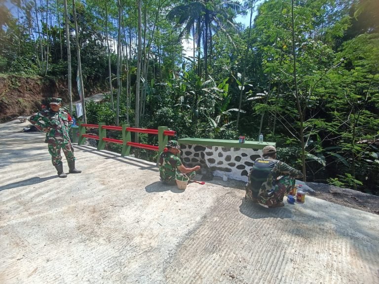 Satgas TMMD ke-123 Kodim 0821/Lumajang Rampungkan Pengecatan Jembatan di Dusun Tugu