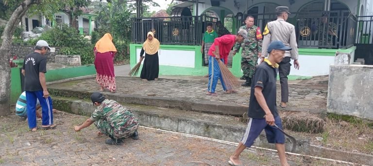 KolaborasiTNI-Polri Padang, Bersama Masyarakat Gelar Kerja Bakti Bersihkan Tempat IbadahSambut Ramadan