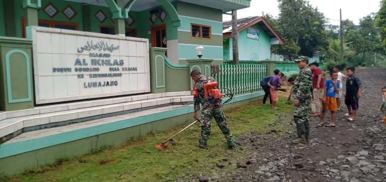 Jaga Kebersihan Masjid, Babinsa Krasak Bersama Warga Kerja Bakti Sambut Bulan Suci Ramadhan