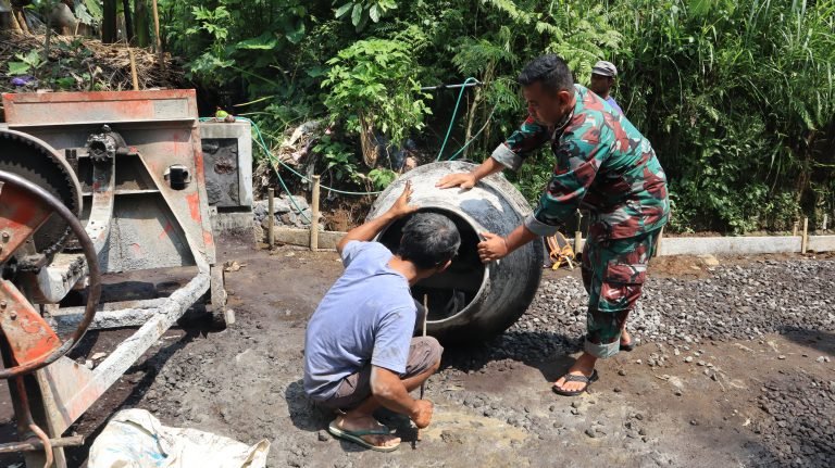 TNI-Polri dan Warga Percepat Pembangunan Tugu Brawijaya dalam TMMD ke-123 di Burno