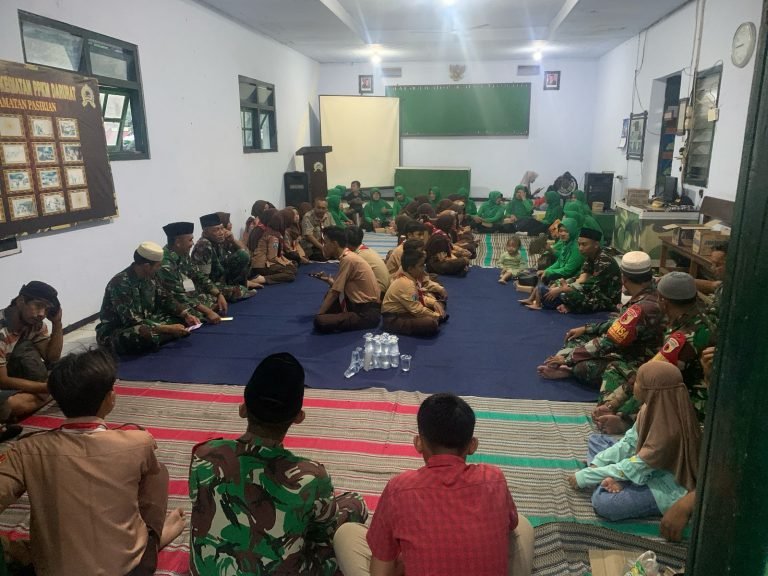 Peduli Sesama di Bulan Ramadan, Babinsa Condro Turut Bagikan Takjil untuk Warga 