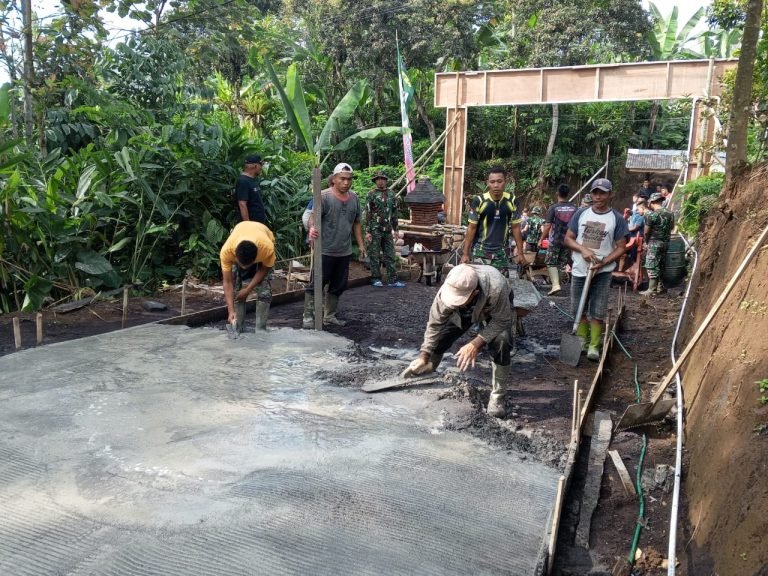 Pengecoran Jalan TMMD ke-123 Memasuki Tahap Akhir, Satgas dan Warga Tetap Semangat di Tengah Puasa