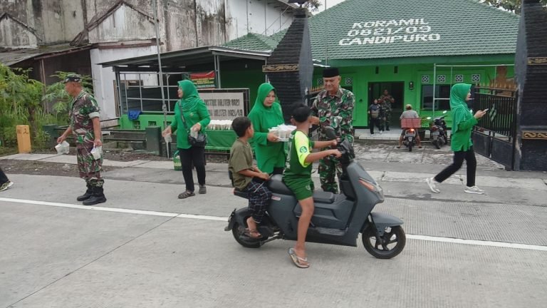 Indahnya Berbagi! Babinsa Sumberrejo Dampingi Pembagian Takjil untuk Warga