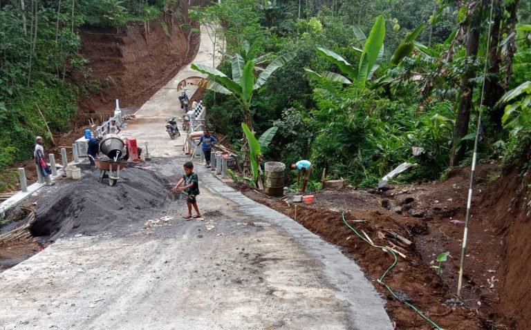 Perapian Jalan Rabat Beton, Bukti Kolaborasi TNI dan Masyarakat Desa Burno