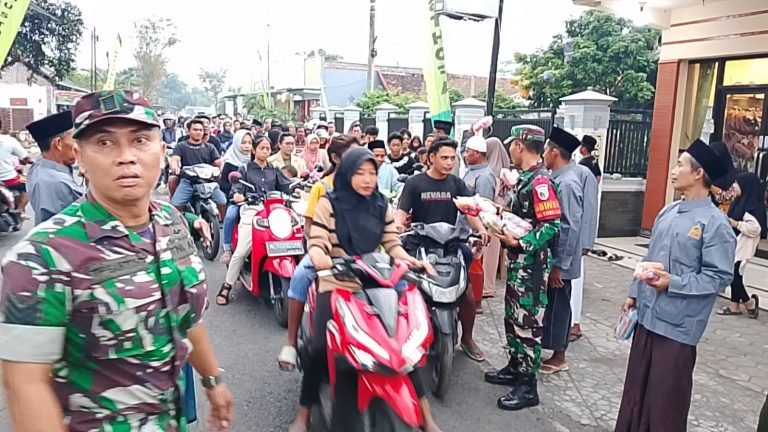 Kolaborasi Babinsa Yosowilangun Lor Bersama Ormas Berbagi Takjil di Bulan Ramadan