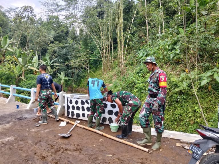 Satgas TMMD dan Warga Bersinergi, Pengecatan Jembatan Hampir Rampung