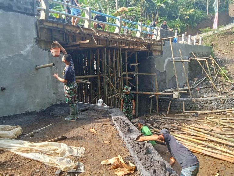 Sukses Laksanakan Pengacian Dinding Jembatan Mlambing di Desa Burno, Lumajang