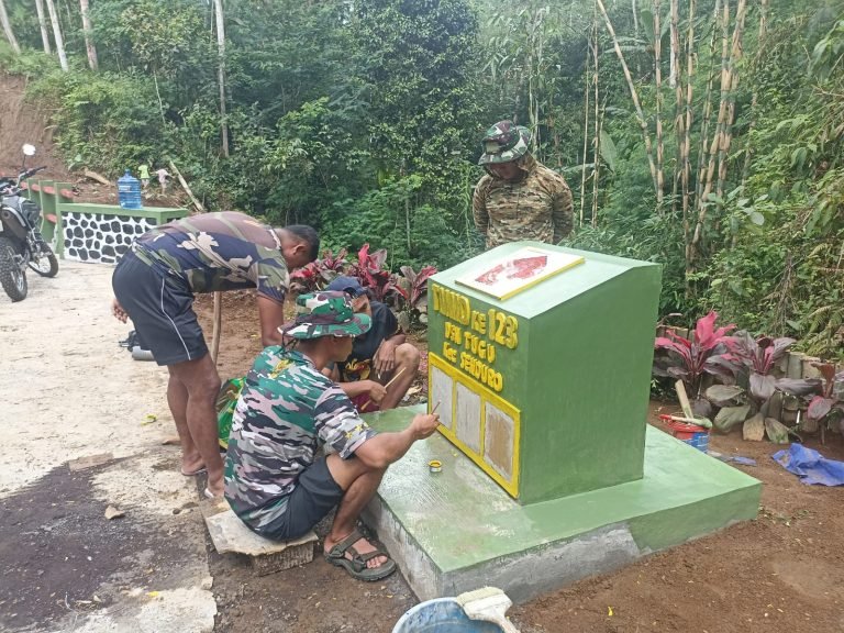 Jelang Penutupan, Personel Satgas TMMD ke-123 Kodim 0821 Lumajang Kebut Pengecatan Prasasti