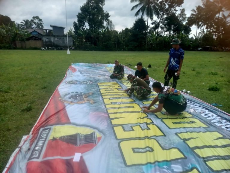Satgas TMMD ke-123 Kodim 0821/Lumajang Pasang Banner Penutupan di Dusun Tugu