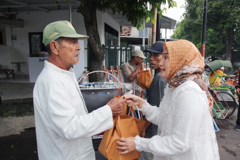 Persit KCK Cabang XXXV Kodim 0821/Lumajang Berbagi Takjil untuk Tukang Becak di Kota Lumajang