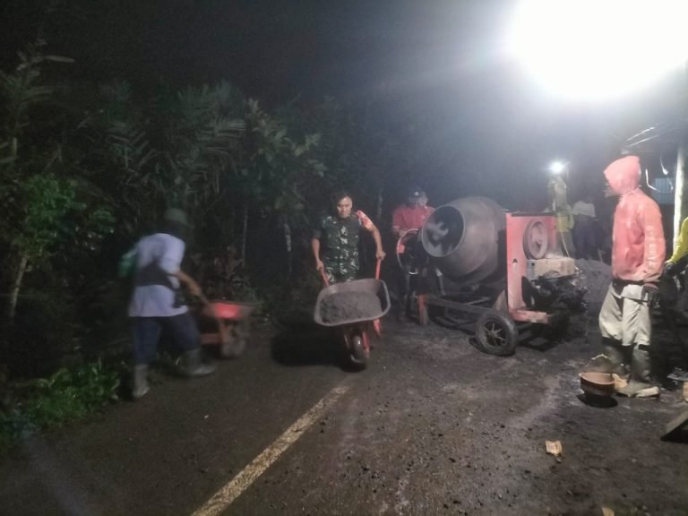 Semangat Kebersamaan! Babinsa Supiturang Ikut Pengecoran Halaman Musala
