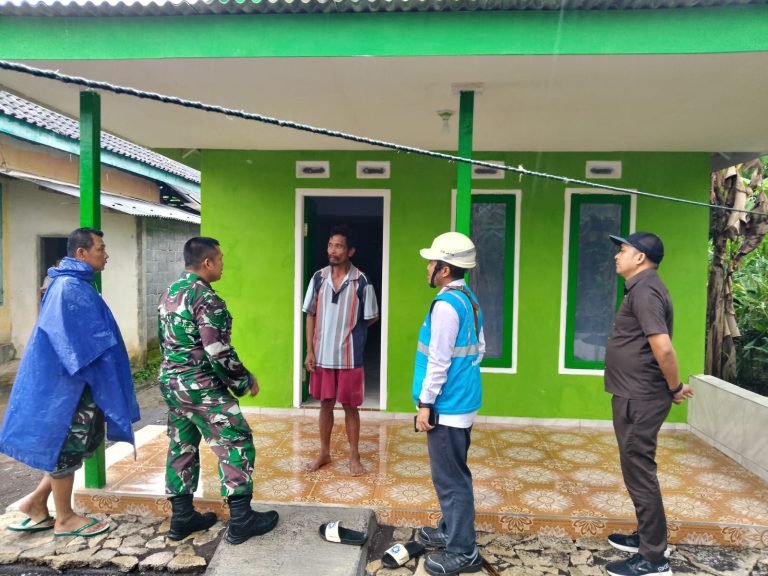 Pengecekan dan Rencana Pemasangan Listrik untuk Penerima RTLH Program TMMD ke-123 di Lumajang