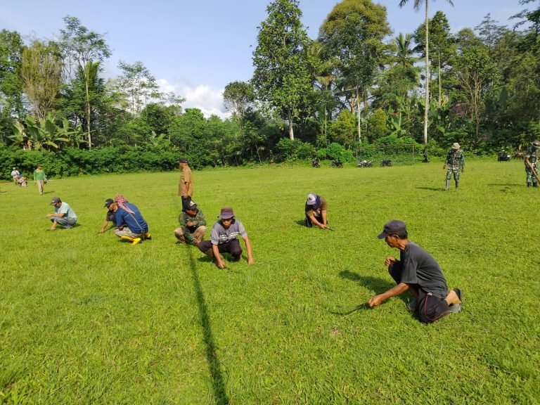 Semangat Gotong Royong! Satgas TMMD dan Warga Desa Tugu Rapikan Lapangan Meski Berpuasa