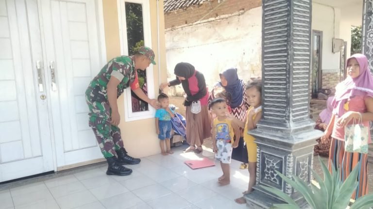 Kesehatan Balita Prioritas, Babinsa Sumberanyar Hadir Dampingi Monitoring Posyandu 