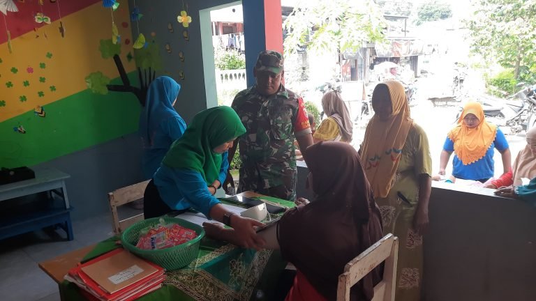 Wujudkan Sinergi, Babinsa Kertosari Dampingi Bidan Desa Monitoring Posyandu Lansia