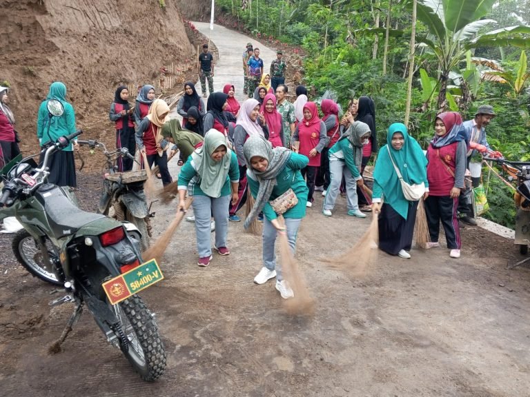 Satgas TMMD dan Warga Gotong Royong Bersihkan Jalan Jelang Penutupan