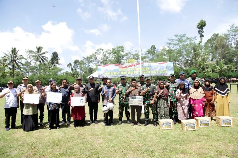 Upacara Penutupan TMMD ke-123 di Senduro, Dandim 0821/Lumajang dan Forkopimda Serahkan Berbagai Bantuan untuk Masyarakat