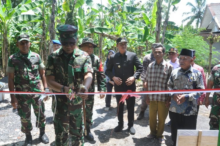 Dandim 0821/Lumajang dan Danlanal Malang Resmikan Hasil Renovasi RTLH serta Bagikan Sembako kepada Kaum Dhuafa
