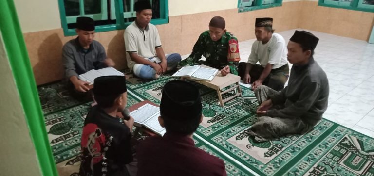 Pererat Silaturahmi, Babinsa Tempursari Tadarus Bersama Warga di Musholla Nurul Huda
