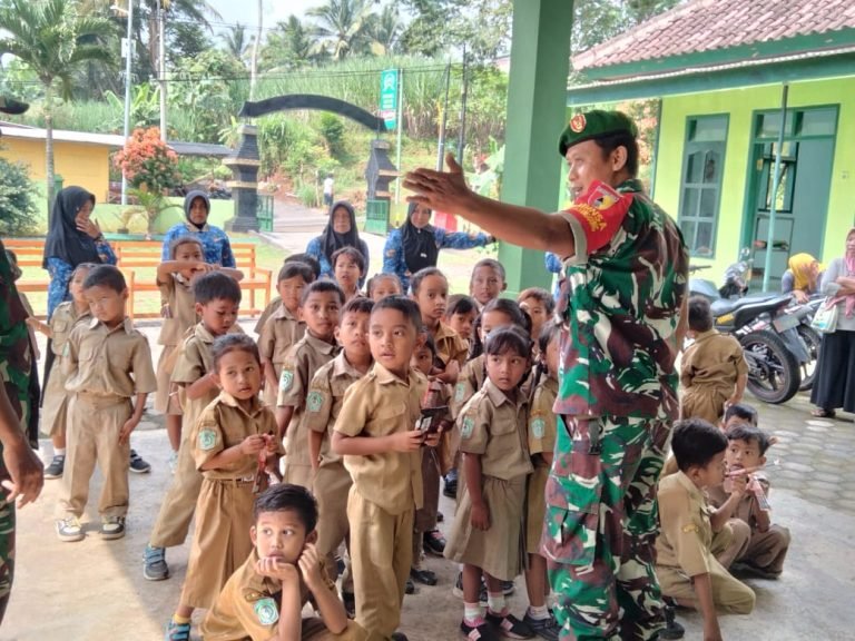 Edukasi Menarik! Babinsa Tanggung Kenalkan Lingkungan Koramil kepada Siswa TK