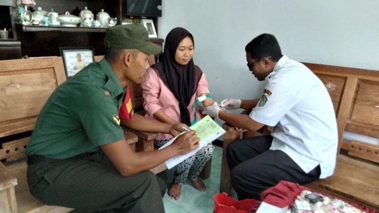 Babinsa Kutorenon Bersama Ketua TP PKK Dampingi Pemeriksaan Kesehatan Gratis untuk Warga