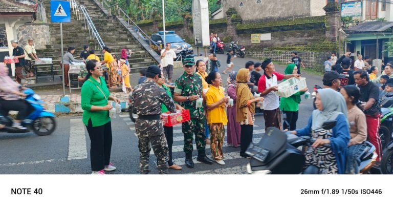 Indahnya Toleransi! Bersama Forkopimcam dan WHDI Pura Mandara Giri Tebar Takjil Gratis