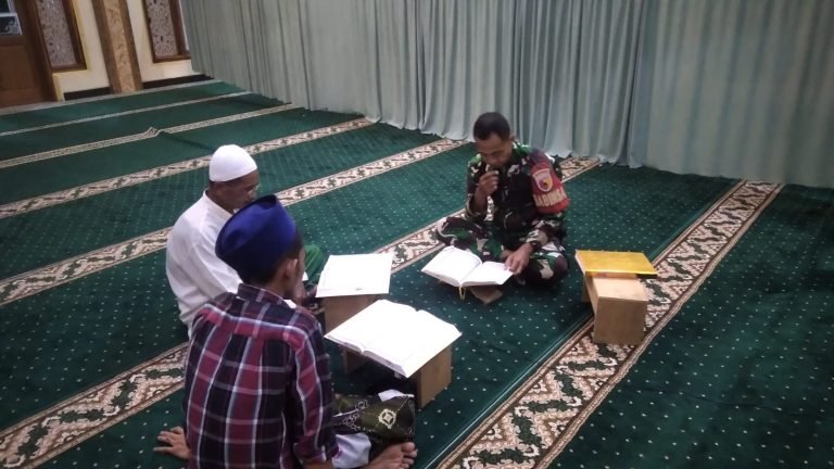 Upaya Anjangsana di Bulan Ramadan, Babinsa Tegalrandu Turut Tadarus Bersama Warga