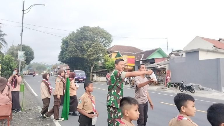 Didampingi Babinsa, Pramuka Ranuyoso Tebar Kebaikan dengan Berbagi Takjil