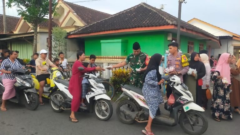 Sinergi Babinsa dan Bhabinkamtibmas, Pemdes Selok Awar Awar Bagikan Takjil untuk Warga