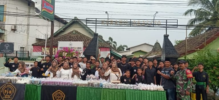 Peduli Sesama, Babinsa Tempeh Lor Dampingi Persit dan Perguruan Pencak Organisasi Bagikan Takjil Gratis