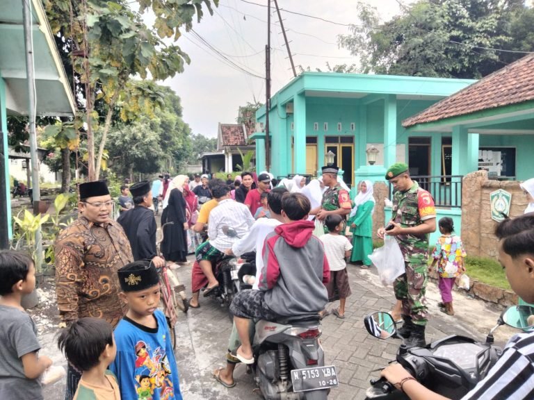 Peduli Sesama, Babinsa dan Perangkat Desa Sukosari Berbagi Takjil untuk Masyarakat