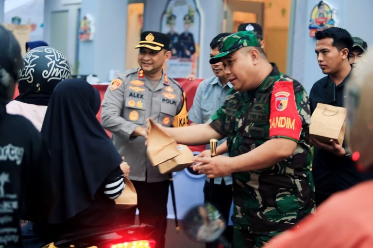 Sinergitas TNI-Polri Lumajang Bagikan Takjil kepada Pengendara di Bulan Ramadan