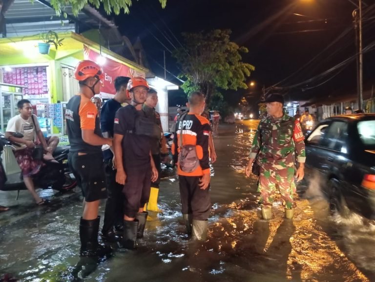 Gerak Cepat Babinsa Tukum Turut Bantu Evakuasi Warga Terdampak Banjir