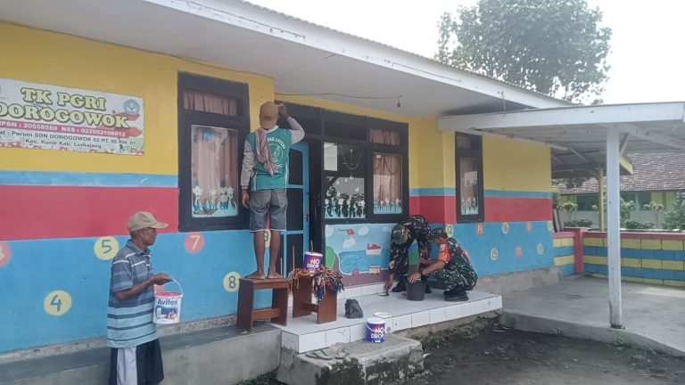 Wujud Kepedulian, Babinsa Kunir Lor Gotong Royong Pengecatan Gedung TK PGRI
