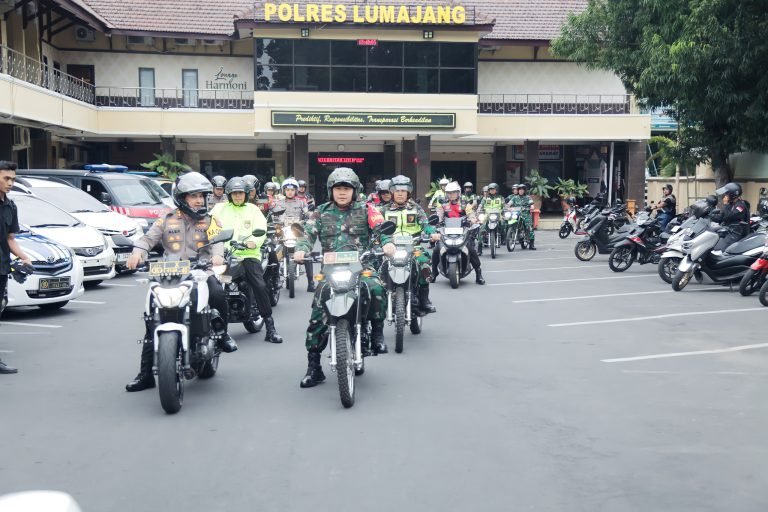 Dandim 0821/Lumajang dan Kapolres Lumajang Gelar Patroli Gabungan dan Berbagi Bingkisan Lebaran