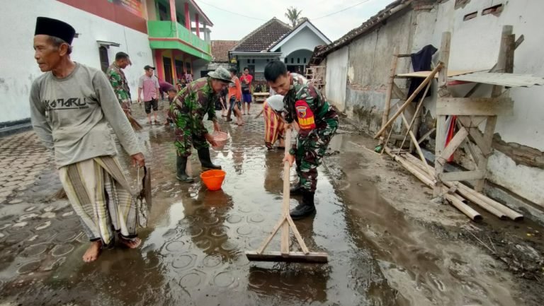 Babinsa Wonokerto Bersama Warga Gelar Kerja Bakti Pembersihan Material Lumpur Pasca Banjir