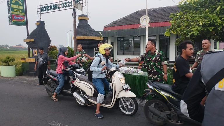Kolaborasi Babinsa Sumbersari dan Bankom Kamling 734 Meriahkan Ramadan dengan Pembagian Takjil