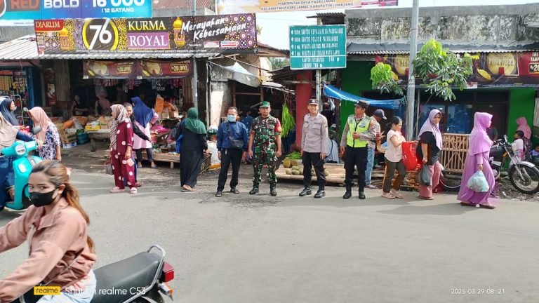 Kolaborasi Babinsa dan Bhabinkamtibmas Pasrujambe Pantau Pasar Tradisional Jelang Lebaran