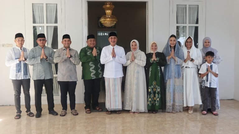 Ketua Persit KCK Cabang XXXV Kodim 0821 Lumajang Hadiri Sholat Idul Fitri dan Halal Bihalal Bersama Forkopimda