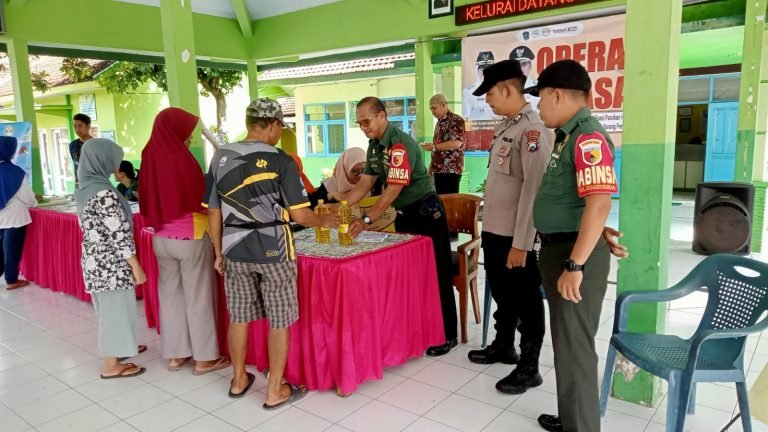 Jelang Ramadan, Babinsa Jogotrunan Kawal Kawal Operasi Pasar Murah