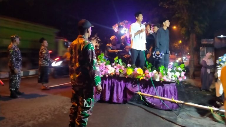 Beri RasaAman, Babinsa Selokbesuki Kawal Pawai Sambut Bulan Suci Ramadan