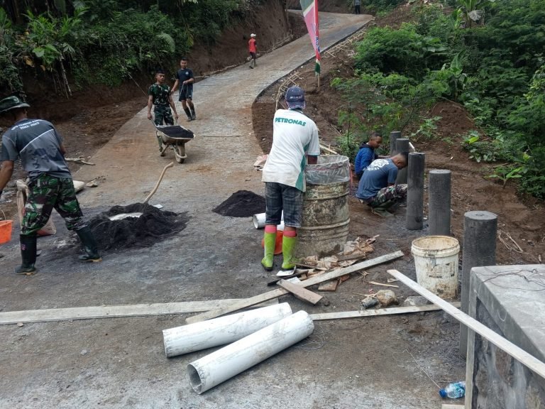 Gotong Royong TNI dan Warga: Pembangunan Pagar Jalan di Dusun Tugu, Desa Burno