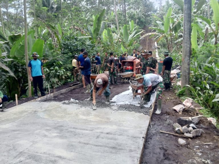 Satgas TMMD ke-123 Kodim 0821/Lumajang dan Warga Bersatu Bangun Jalan Desa