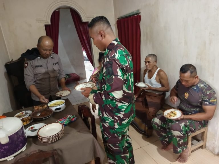 Kebersamaan Satgas TMMD ke-123: Buka Puasa Bersama Warga Dusun Mlambing.