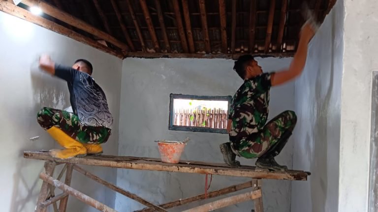 Satgas TMMD dan Warga Gotong Royong Bangun Rumah Layak Huni di Dusun Mlambing