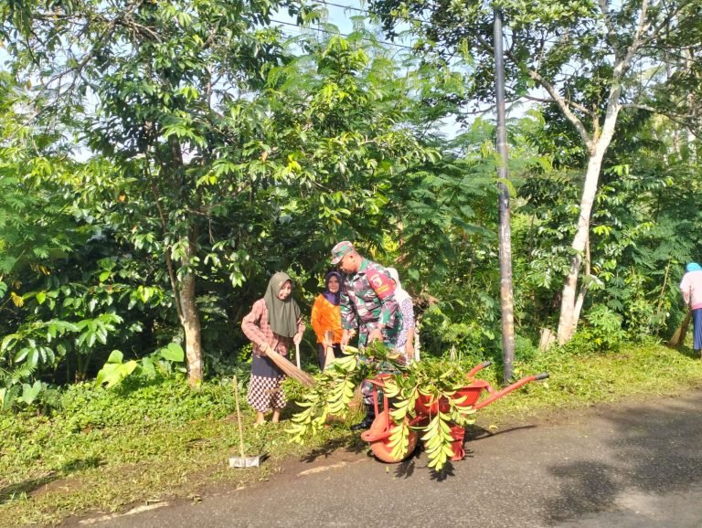 Peran Serta Babinsa Sombo, Dampingi Kegiatan Kebersihan Lingkungan